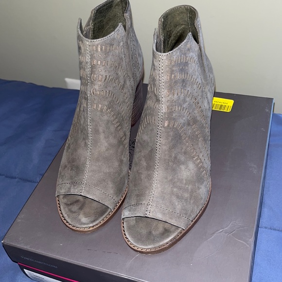 Women’s taupe suede Vince Camuto peep toe booties - Picture 1 of 4